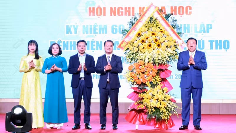 Lãnh đạo tỉnh Phú Thọ tặng hoa chúc mừng hội thảo.