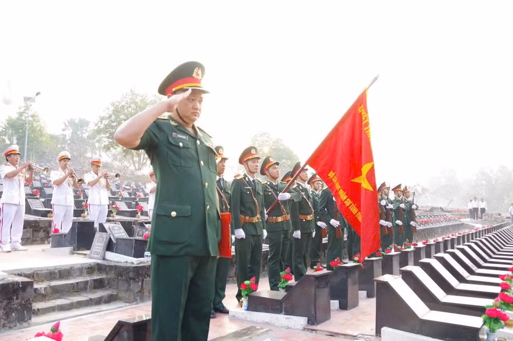 Lễ an táng hài cốt liệt sĩ tại Nghĩa trang Liệt sĩ tỉnh Bình Phước.