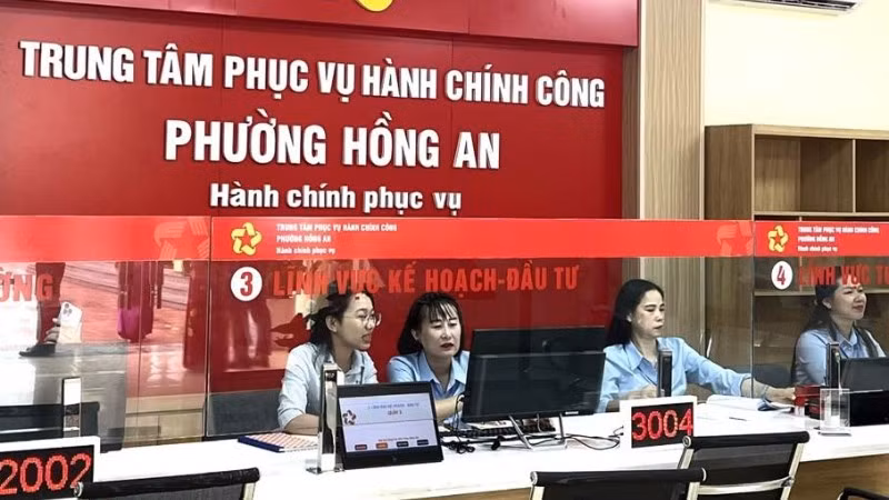 Tại mỗi xã/phường luôn có 2 cán bộ kỹ thuật của VNPT thường trực để hỗ trợ cán bộ xã/phường trong suốt quá trình thực hiện chuyển đổi dữ liệu phục vụ mô hình chính quyền 2 cấp. (Ảnh: tại phường Hồng An -Thành phố Hải Phòng)