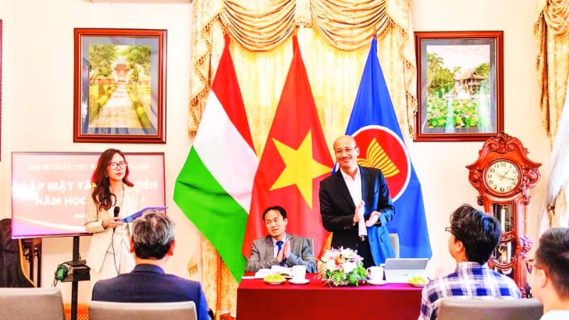 Chương trình gặp mặt các tân sinh viên diễn ra ở trụ sở Đại sứ quán Việt Nam tại Hungary.
