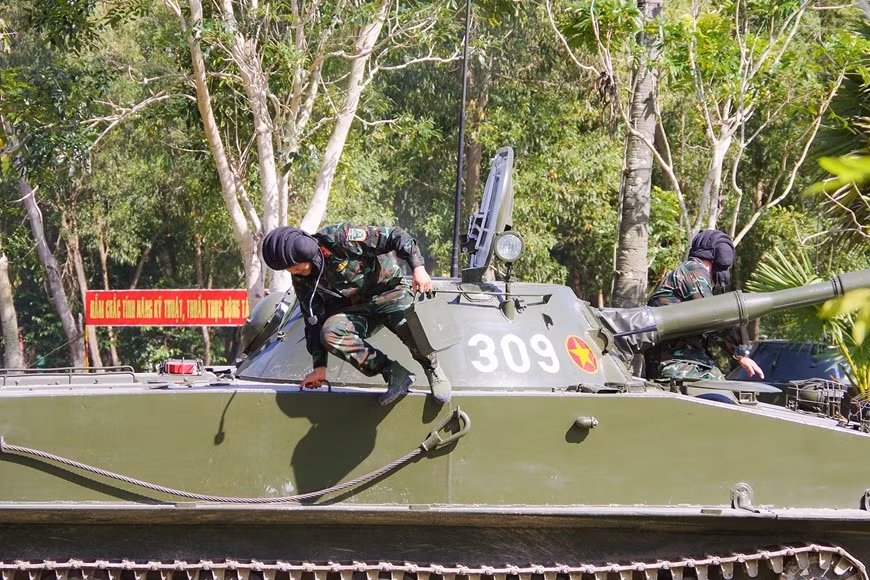 Huấn luyện lên, xuống xe là động tác cơ bản trong chuyên ngành tăng thiết giáp. (Nguồn: qdnd.vn)