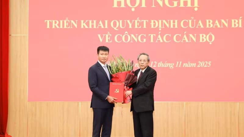 Đồng chí Hoàng Đăng Quang, Ủy viên Trung ương Đảng, Phó Trưởng ban Thường trực Ban Tổ chức Trung ương, trao quyết định cho đồng chí Trần Huy Tuấn giữ chức Phó Bí thư Tỉnh ủy Ninh Bình.