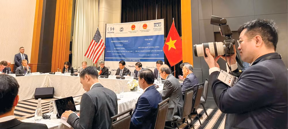 Nhà báo, Tổng Biên tập Nguyễn Văn Minh tác nghiệp tại New York (Hoa Kỳ).