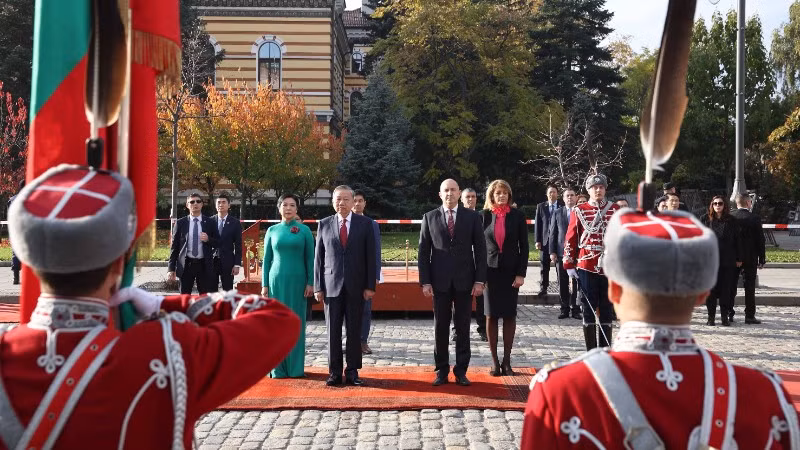 Tổng thống Cộng hòa Bulgaria Rumen Radev và Phu nhân chủ trì Lễ đón Tổng Bí thư Tô Lâm và Phu nhân cùng đoàn đại biểu cấp cao Việt Nam thăm chính thức Bulgaria. (Ảnh: Thống Nhất/TTXVN)