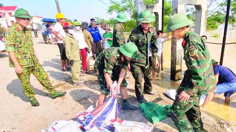 Cán bộ, chiến sĩ Trung đoàn 833 và nhân dân tham gia chống tràn đê trạm bơm Vọng Nguyệt, xã Tam Giang, tỉnh Bắc Ninh. (Ảnh AN TRÂN)