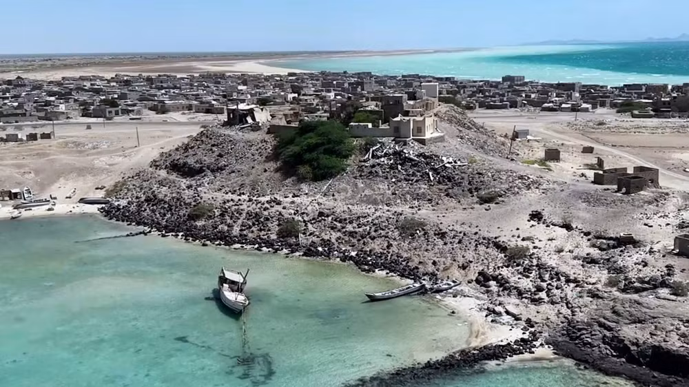 Cảnh tàn phá do xung đột tại khu vực ven biển thuộc huyện Dhubab, tỉnh Taiz, Yemen. (Ảnh: THX/TTXVN phát)