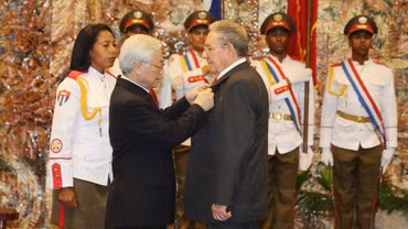 Tổng Bí thư Nguyễn Phú Trọng trao Huân chương Sao Vàng tặng đồng chí Raun Caxtơrô, Bí thư thứ nhất Ban Chấp hành Trung ương Đảng Cộng sản Cuba, Chủ tịch Hội đồng Nhà nước và Hội đồng Bộ trưởng Cuba, La Habana, ngày 29/3/2018. (Ảnh: TTXVN)