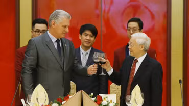 Tổng Bí thư, Chủ tịch nước Nguyễn Phú Trọng với Chủ tịch Hội đồng Nhà nước và Hội đồng Bộ trưởng Cuba Mighen Điát Canen tại tiệc chiêu đãi. (Ảnh: TTXVN)