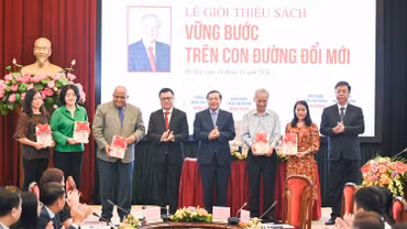 Bộ sách “Vững bước trên con đường đổi mới” - bước phát triển tư duy lý luận của Đảng trên hành trình đổi mới và hội nhập quốc tế