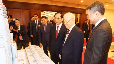 Tổng Bí thư Nguyễn Phú Trọng tham quan trưng bày sách về Ngoại giao Việt Nam tại Hội nghị Ngoại giao lần thứ 32. (Ảnh: TTXVN)