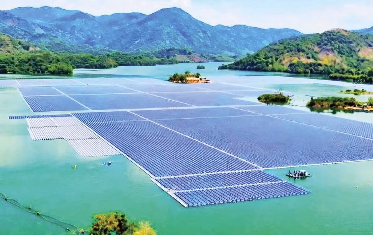 Phối cảnh lắp đặt pin mặt trời nổi trên lòng hồ thủy điện Sơn La, công suất 800 MW.