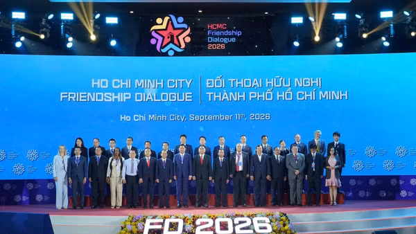 Các đại biểu chụp ảnh lưu niệm tại Đối thoại Hữu nghị Thành phố Hồ Chí Minh lần thứ 3 năm 2026. (Ảnh: ĐÌNH THÌN)