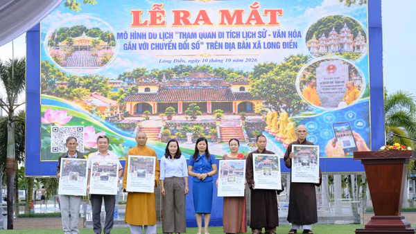 Lãnh đạo xã Long Điền và đại diện Sở Du lịch Thành phố Hồ Chí Minh trao mã QR cho đại diện các di tích trên địa bàn. (Ảnh: PHÚ MỸ)