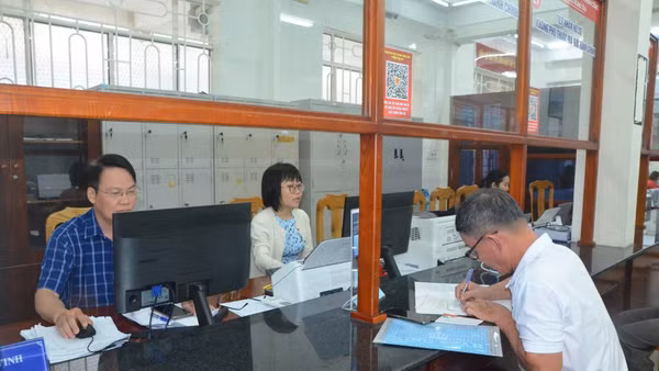 Người dân làm thủ tục hành chính tại phường Vũng Tàu. 
