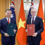 Tổng Bí thư, Chủ tịch nước Tô Lâm và Thủ tướng Australia Anthony Albanese trao Tuyên bố chung. (Ảnh: TTXVN)