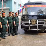 Tổng cục Hậu cần-Kỹ thuật nghiệm thu xe chuyên chở hài cốt liệt sĩ. (Ảnh: QUỲNH HƯƠNG)