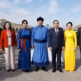 Chủ tịch Quốc hội Trần Thanh Mẫn và Phu nhân cùng Chủ tịch Quốc hội Mông Cổ Sandag Byambatsogt và Phu nhân tham quan thảo nguyên tại khu phức hợp Chingisiin Khaanii Khuree. (Ảnh: TTXVN)