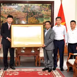 Thứ trưởng Văn hóa, Thể thao và Du lịch Hoàng Đạo Cương trao quà của Thủ tướng tặng đội tuyển bóng đá nam quốc gia. (Ảnh: THÁI DƯƠNG)