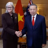 Tổng Bí thư, Chủ tịch nước Tô Lâm và Toàn quyền Australia Sam Mostyn tại Lễ đón. (Ảnh: TTXVN)