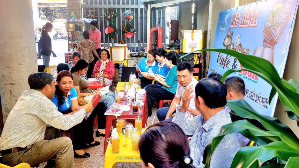 mot-goc-ca-phe-va-sach-tai-trung-tam-van-hoa-the-thao-phuong-thoi-binh.png