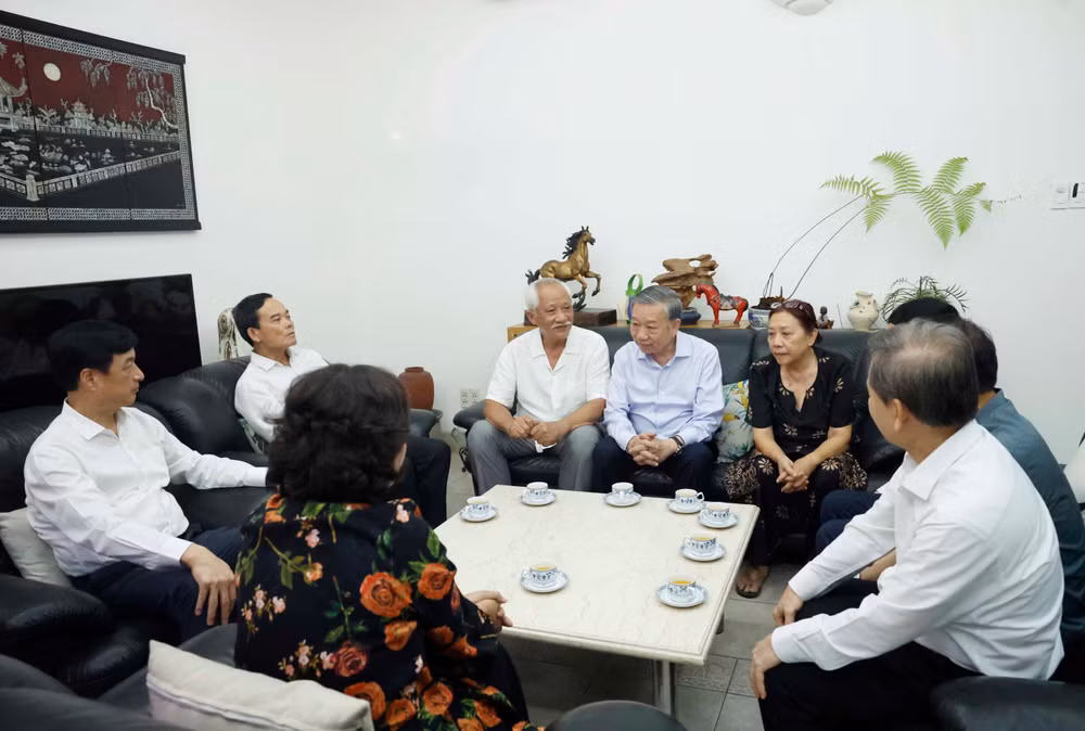 vna-potal-tong-bi-thu-chu-tich-nuoc-dang-tuong-tuong-nho-cac-dong-chi-lanh-dao-tien-boi-8727273.jpg