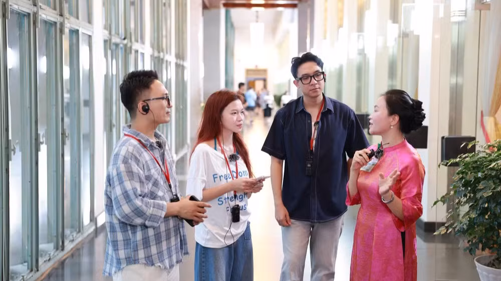 Các nhà sáng tạo nội dung Nguyễn Đức Huy (Huy Linh Tinh), Cao Ý Nhi (Sài Gòn Holic) và Trương Quang Anh Minh (Lu Lu Review) nghe hướng dẫn viên kể chuyện trong Dinh Độc Lập.