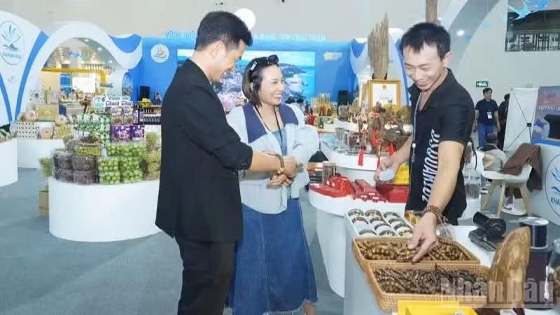 Du khách tìm hiểu về sản phẩm trầm hương được công nhận OCOP 4 sao tại cơ sở Trầm hương Đặng Gia Khánh Hòa ở Tu Bông, Khánh Hòa. (Ảnh: NGUYỄN TRUNG)