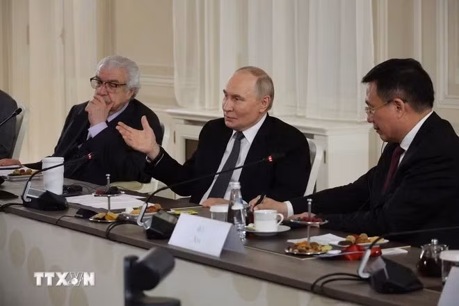 Tổng thống Liên bang Nga Vladimir Putin trả lời phỏng vấn tại cuộc gặp với Trưởng Đoàn đại biểu các Hãng thông tấn OANA và đại diện cơ quan truyền thông lớn trên thế giới.