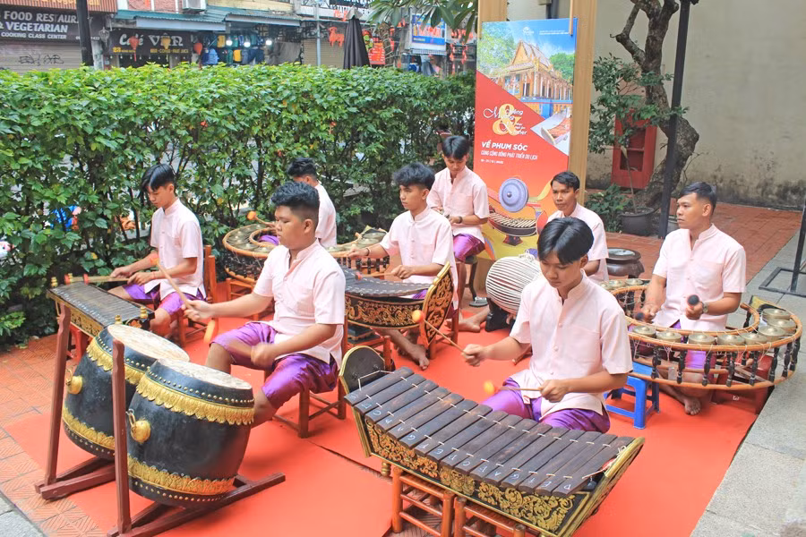 Màn trình diễn nhạc ngũ âm Khmer tại Chương trình giới thiệu, trưng bày Di sản văn hóa phi vật thể gắn với phát triển du lịch vùng đồng bào dân tộc thiểu số và miền núi năm 2025. (Ảnh: TITC)