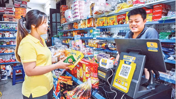 Người dân mua sắm hàng hóa tại một hộ kinh doanh nhỏ lẻ trên địa bàn Thành phố Hà Nội (Ảnh: THÀNH ĐẠT)