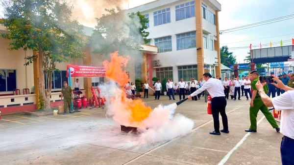 Cán bộ, Nhân dân phường Long Trường thực hành dập lửa trong tình huống xảy ra cháy, nổ.