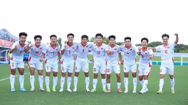 Niềm vui của U23 Việt Nam sau trận thắng U23 Philippines 2-0. (Ảnh: HOÀNG HỒ)