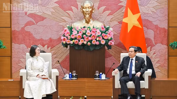 Chủ tịch Quốc hội Trần Thanh Mẫn tiếp Đại sứ Mông Cổ Hulan Ganbaatar. (Ảnh: DUY LINH)