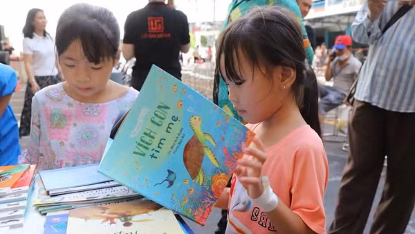 Trẻ em đọc sách tại Bệnh viện Nhi đồng 1, Thành phố Hồ Chí Minh. (Ảnh: Phương Huyền)