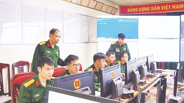 Chỉ huy Trung tâm 186, Bộ Tư lệnh 86 (Bộ Quốc phòng) kiểm tra công tác khai thác ứng dụng chuyển đổi số đối với cán bộ đơn vị.