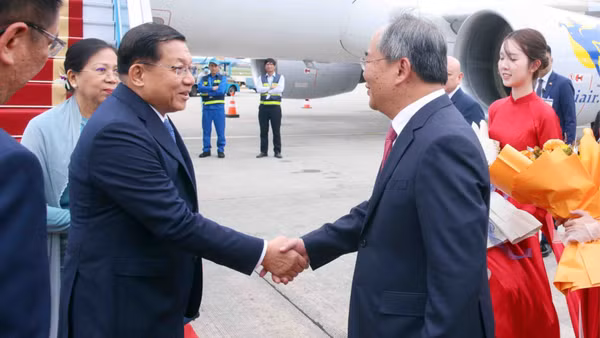 Chủ nhiệm Văn phòng Chủ tịch nước Lê Khánh Hải đón Tổng thống nước Cộng hòa Liên bang Myanmar Min Aung Hlaing và Phu nhân tại sân bay quốc tế Nội Bài, Hà Nội. (Ảnh: TTXVN)