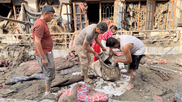 Người dân dọn dẹp sau lũ quét tại Nuwakot, Nepal. Ảnh: THX/TTXVN 