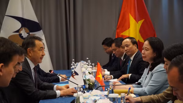 Phó Chủ tịch nước Võ Thị Ánh Xuân tiếp Chủ tịch Ủy ban Kinh tế Á-Âu. (Ảnh: TTXVN)