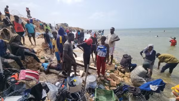 Người di cư tại Ras Ajdir, khu vực biên giới giữa Libya và Tunisia. (Ảnh: THX)