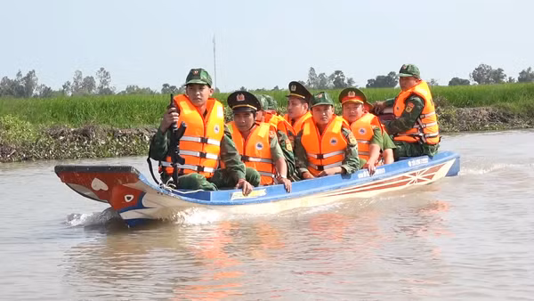 Công an tỉnh An Giang tích cực phối hợp bộ đội biên phòng tăng cường tuần tra biên giới, quản lý chặt địa bàn, phòng ngừa, ngăn chặn, đấu tranh với tội phạm mua bán người. (Ảnh: BỘ CÔNG AN)