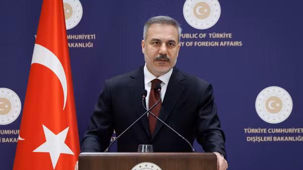 Ngoại trưởng Thổ Nhĩ Kỳ Hakan Fidan trong cuộc họp báo tại Istanbul, ngày 15/1/2026. (Ảnh: THX/TTXVN)