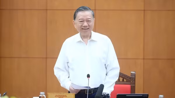 Tổng Bí thư, Chủ tịch nước Tô Lâm phát biểu chỉ đạo tại cuộc làm việc với Ban Tổ chức Trung ương và các cơ quan liên quan về tình hình triển khai xây dựng Đề án sơ kết 5 năm thực hiện Nghị quyết số 28-NQ/TW. (Ảnh: ĐĂNG KHOA)