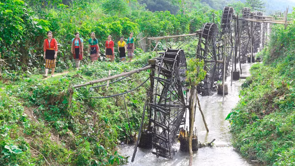Ngoài phong cảnh, miền tây Nghệ An là nơi còn lưu giữ nhiều nét văn hóa đặc sắc của đồng bào dân tộc thiểu số.