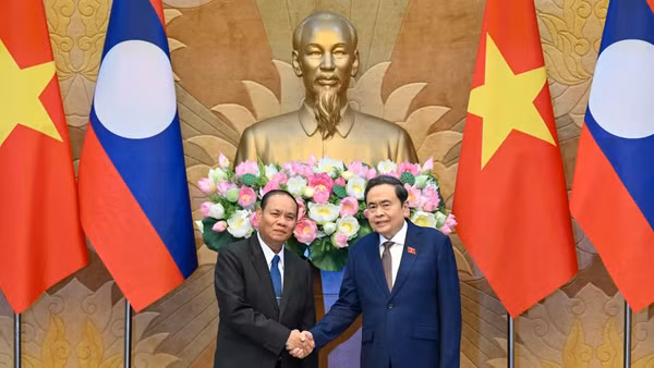 Chủ tịch Quốc hội Trần Thanh Mẫn và Thường trực Ban Bí thư Trung ương Đảng Nhân dân Cách mạng Lào Vilay Lakhamphong tại cuộc tiếp. (Ảnh: THỦY NGUYÊN)