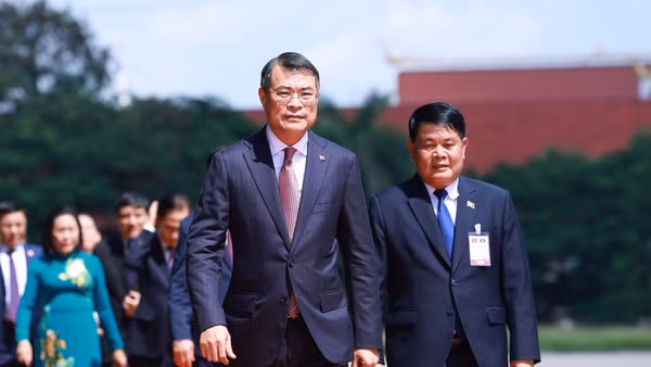 Thủ tướng Lê Minh Hưng đến đặt vòng hoa tưởng niệm tại Đài liệt sĩ vô danh Lào. (Ảnh: TTXVN)