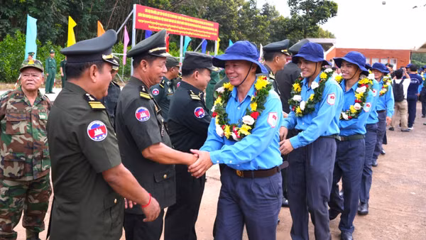 Lực lượng chức năng Vương quốc Campuchia đón Đội K70, K71, K72, K73 đi tìm mộ liệt sĩ tại Cửa khẩu quốc tế Xa Mát, tỉnh Tây Ninh (Ảnh: TTXVN)
