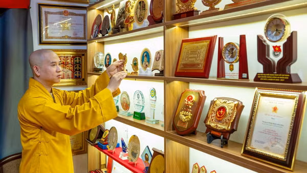 Đại đức Thích Thanh Toàn dành thời gian chăm chút các kỷ vật mỗi ngày. (Ảnh: MỸ HÀ)