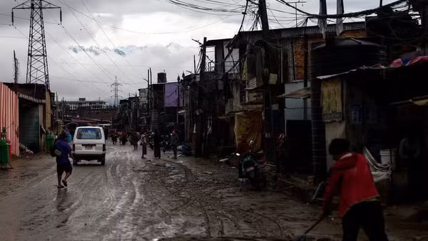 Người dân dọn bùn trên đường phố sau trận lũ quét tại Kathmandu, Nepal, ngày 5/10/2025. (Ảnh: THX/TTXVN)