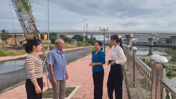 Bí thư Chi bộ Ấp 2 Nguyễn Văn Thọ (thứ 2 từ trái sang) cùng cán bộ xã đi kiểm tra dự án bờ kè, chống sạt lở liên quan khoảng 45 hộ dân đã đưa vào sử dụng.