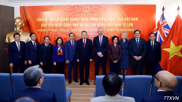 Tổng Bí thư, Chủ tịch nước Tô Lâm và các đại biểu tham dự lễ khánh thành trụ sở mới Đại sứ quán Việt Nam tại Australia. (Ảnh: TTXVN)